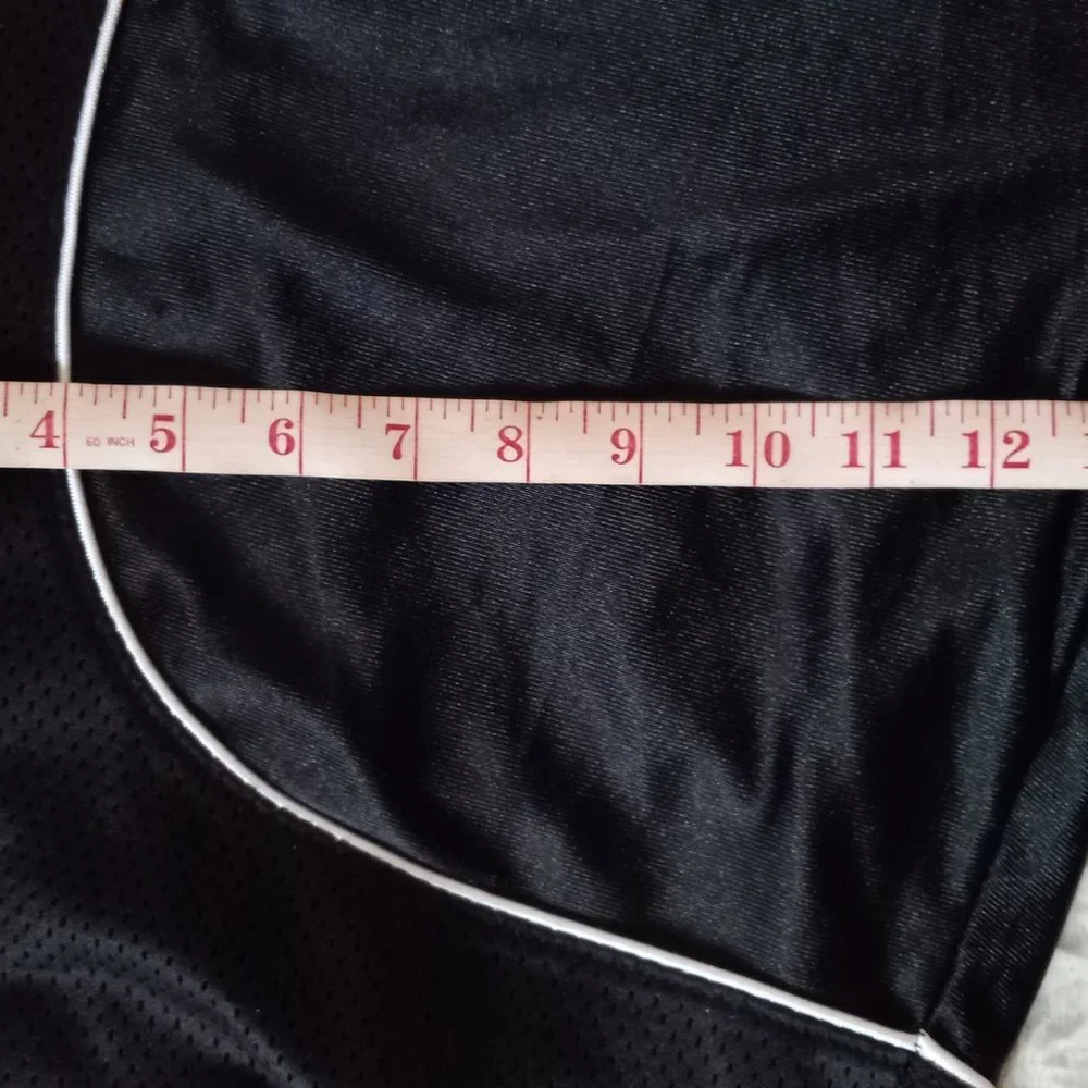 Black shorts. - Picture 4 of 8